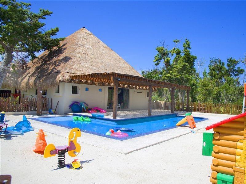 Occidental At Xcaret Destination Hotell Playa del Carmen Eksteriør bilde The children's pool at the Grand Palladium Hotel in Cancun, Mexico