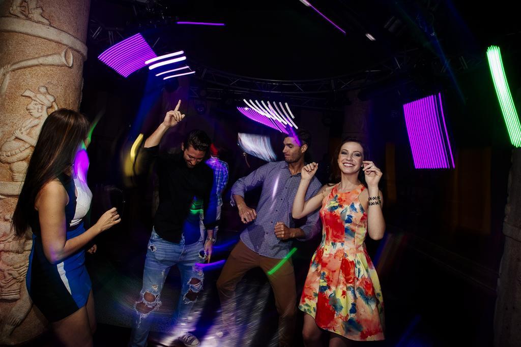 Occidental At Xcaret Destination Hotell Playa del Carmen Eksteriør bilde People dancing in a nightclub