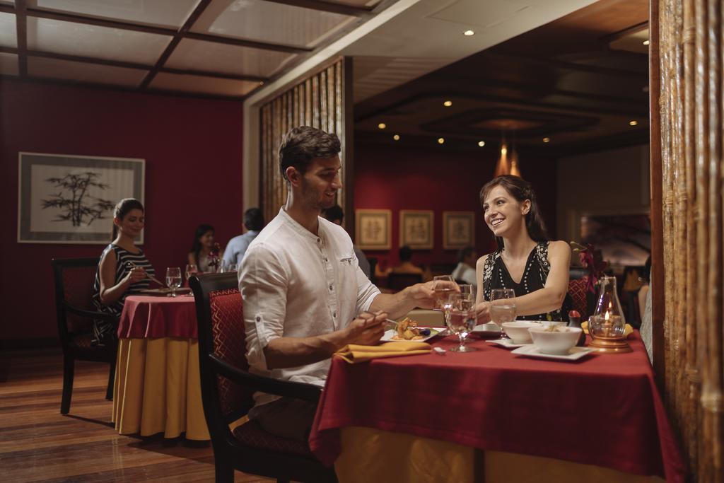 Occidental At Xcaret Destination Hotell Playa del Carmen Eksteriør bilde A couple dining at a restaurant