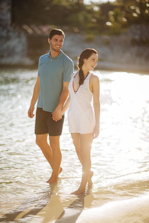 Occidental At Xcaret Destination Hotell Playa del Carmen Eksteriør bilde A couple holding hands